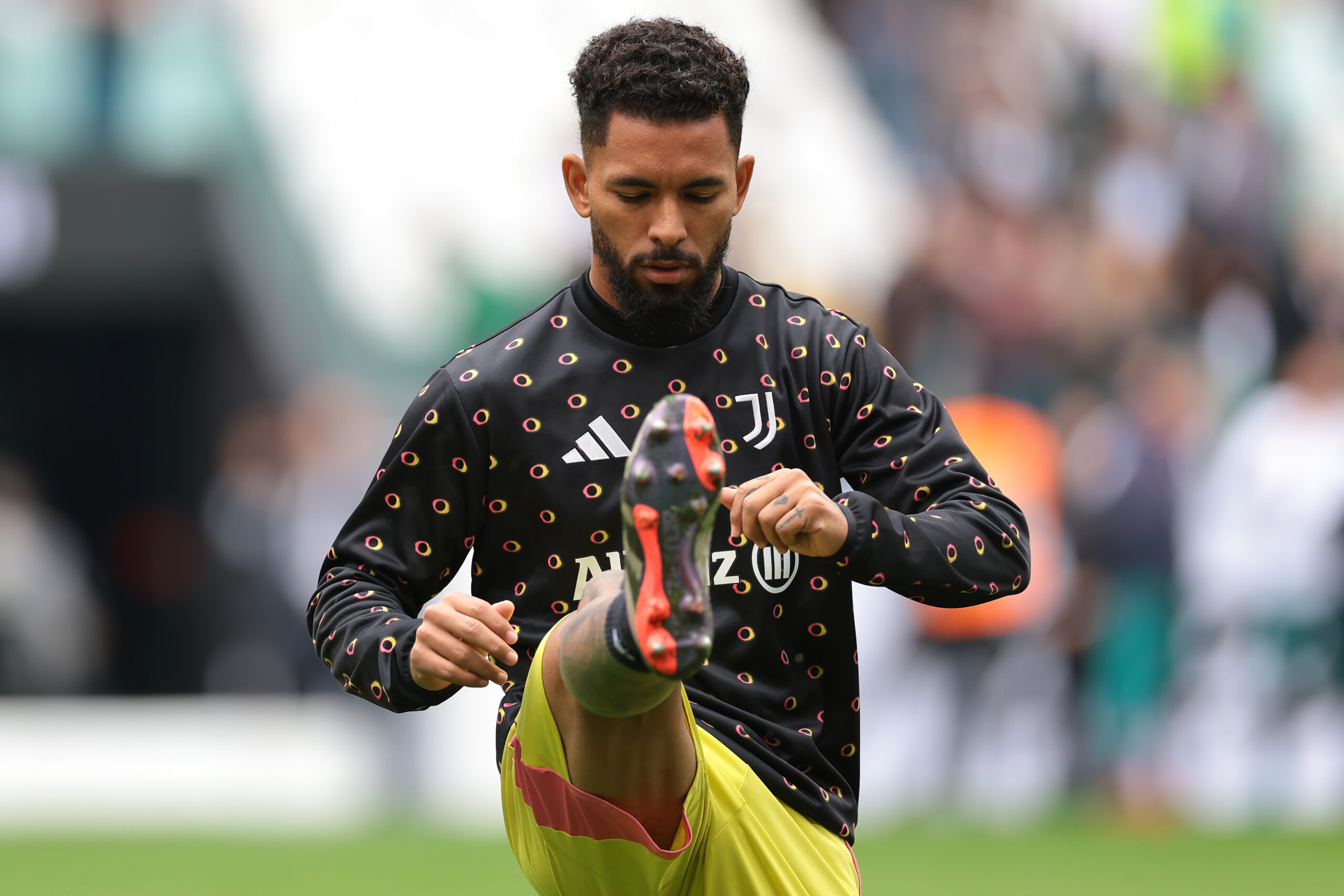 Juventus, Douglas Luiz si ferma nel riscaldamento: al suo posto Thuram