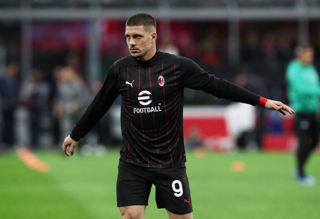 Milan, infortunio nel riscaldamento per Jovic: al suo posto Abraham