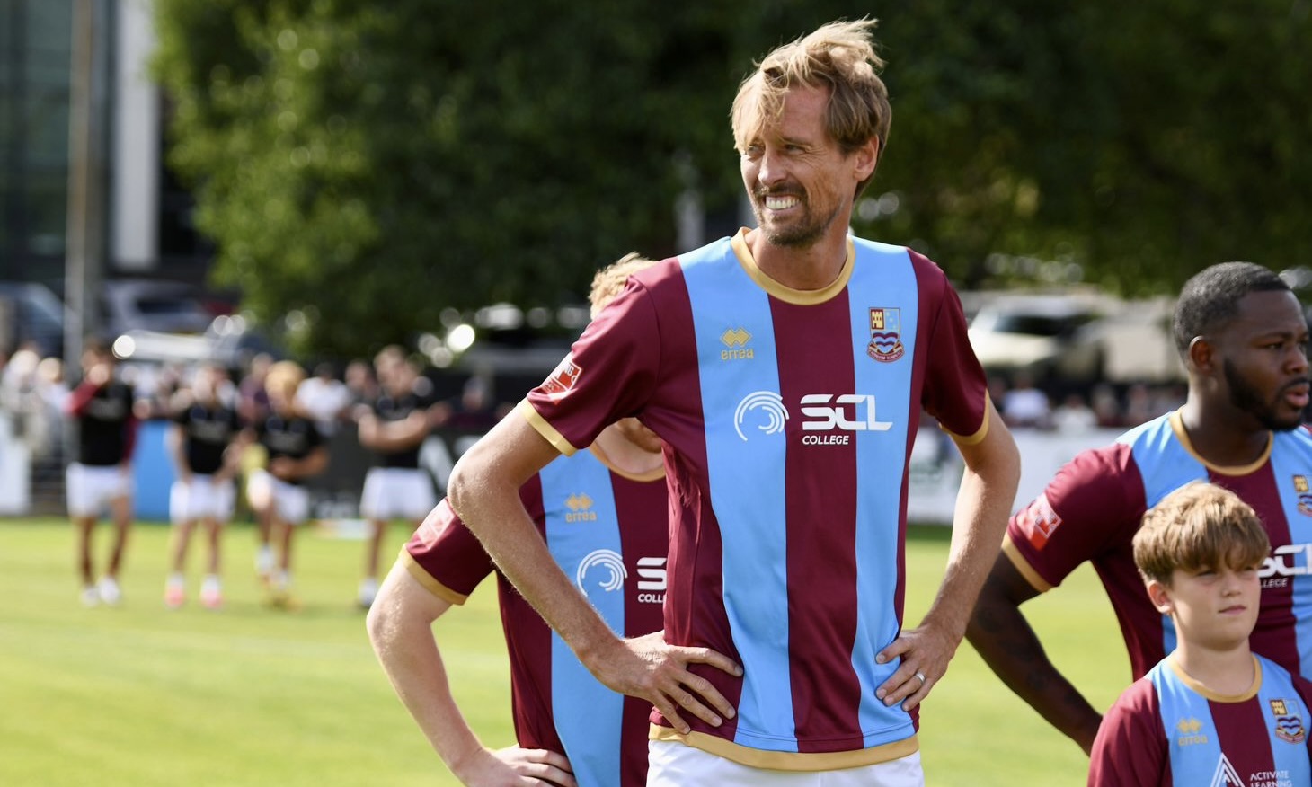 Peter Crouch ultimo al Fanta! La pena fa il giro del web: entra come mascotte in campo