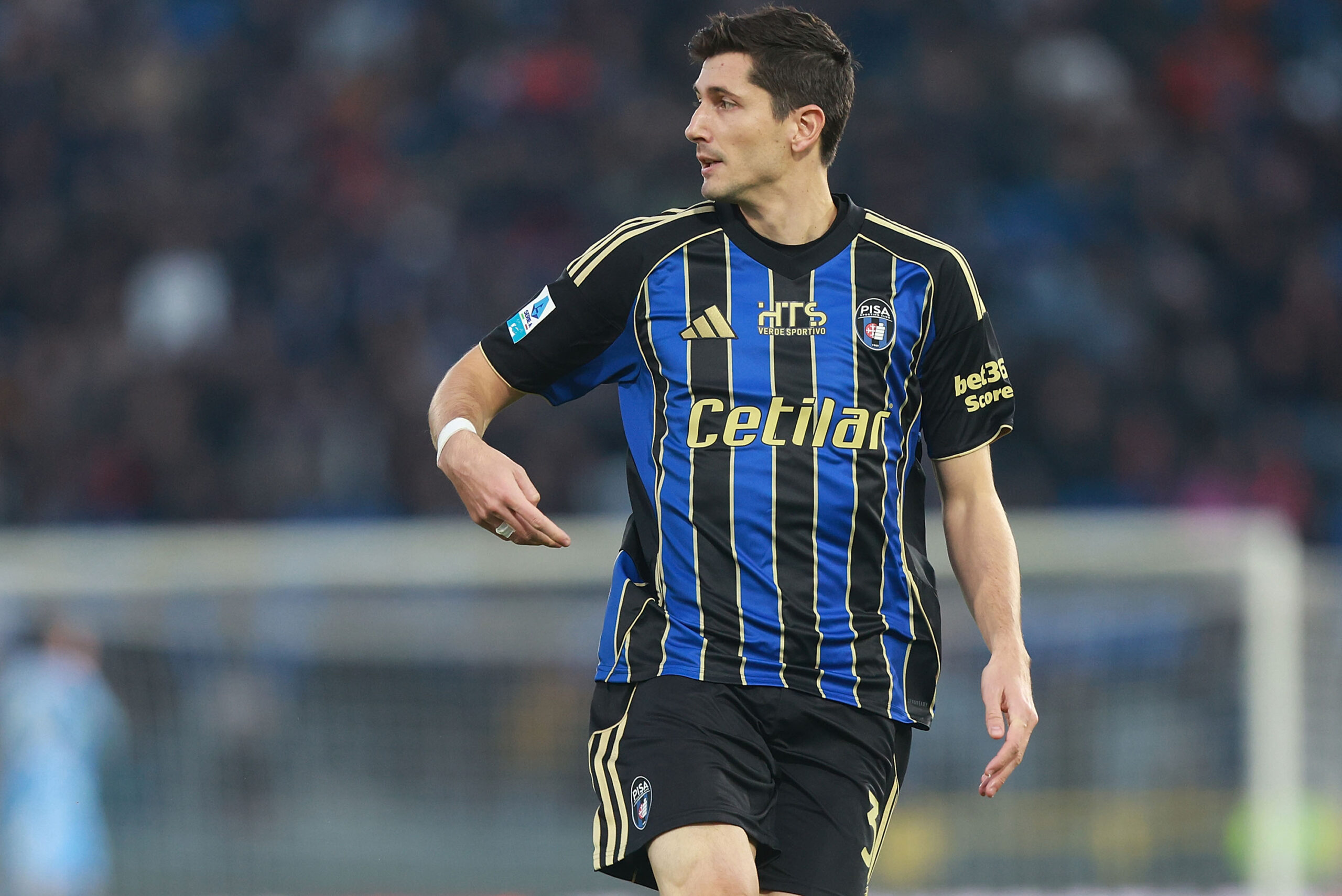 La quindicesima giornata di Serie A si aprirà con il match tra Lecce e Pisa: ecco le probabili formazioni.