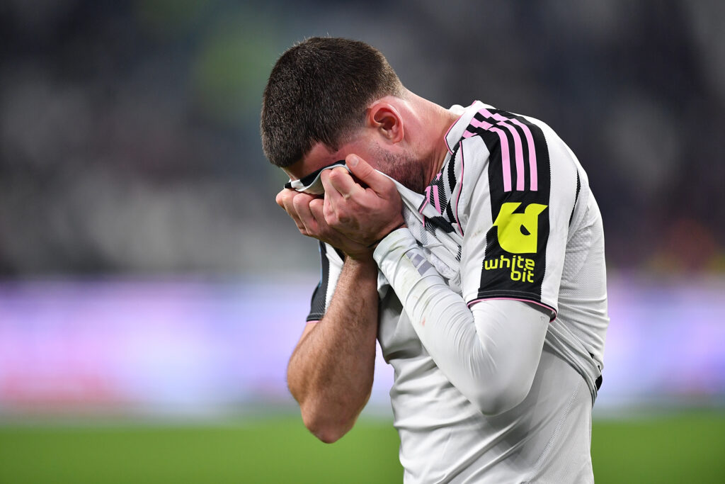 Juventus, infortunio Vlahovic: domani l'operazione a Londra. I tempi di recupero