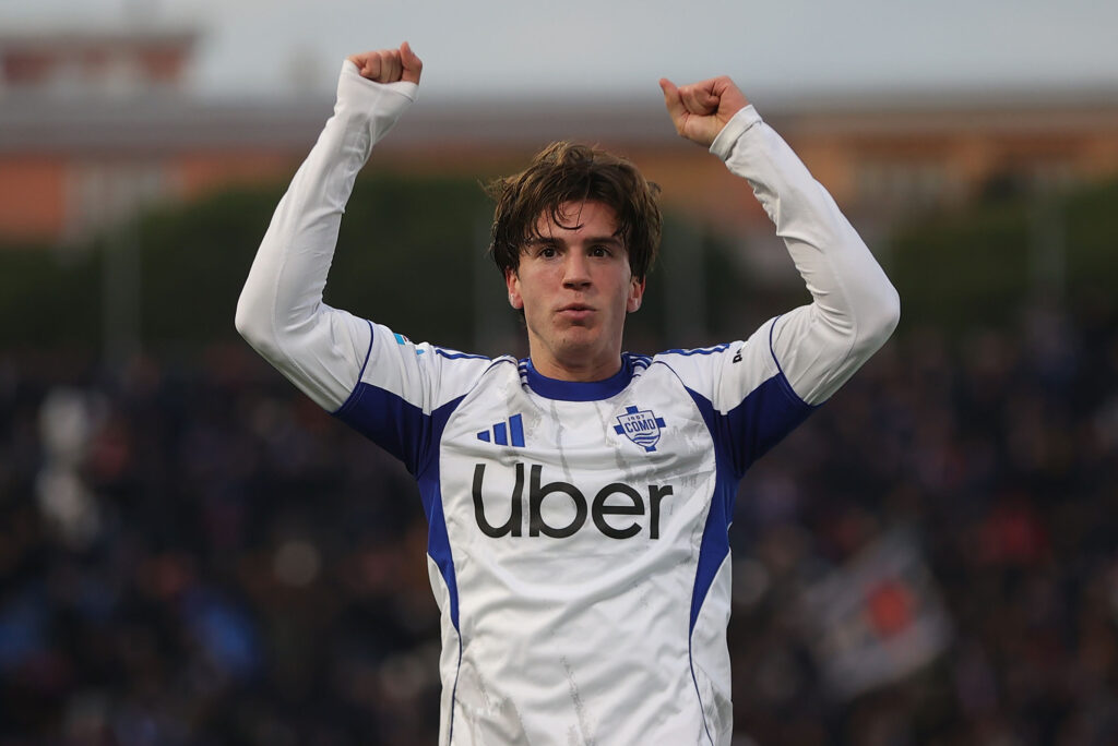 Como, infortunio per Perrone: cambio obbligato contro il Cagliari, la dinamica