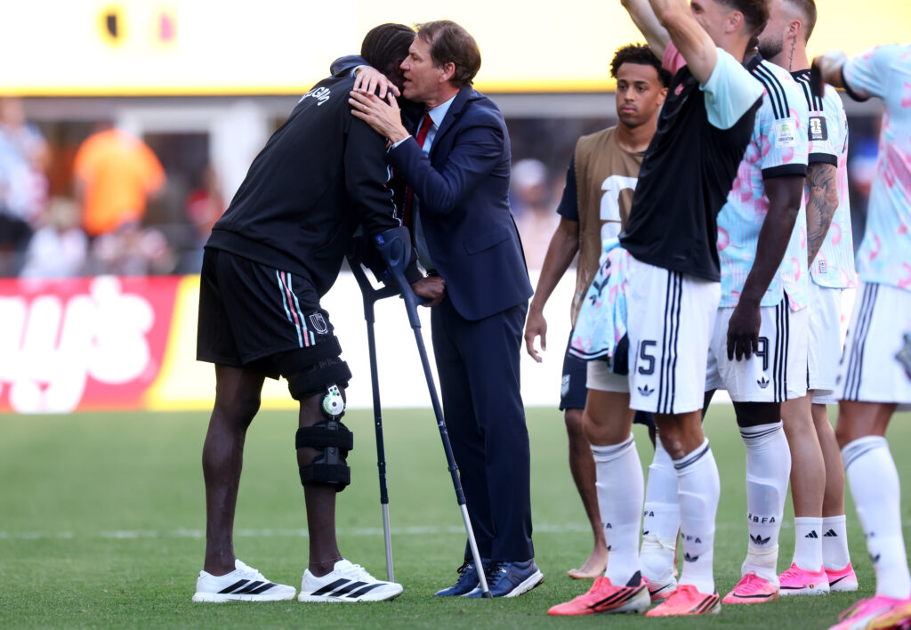 ## Il Belgio vola ai quarti ma perde Onana: l'analisi del match e il pesante verdetto medico Il netto 4-1 con cui il **Belgio** di Rudi Garcia ha superato gli **Stati Uniti** di Mauricio Pochettino lancia i *Red Devils* verso i quarti di finale del Mondiale 2026, ma lascia in dote una gestione sportiva pesantemente condizionata dal gravissimo infortunio occorso ad **Amadou Onana**. --- ### 📊 Il tabellino e i dettagli della gara | Evento | Ottavi di Finale - Mondiale 2026 | | --- | --- | | **Risultato Finale** | Stati Uniti - Belgio **1-4** | | **Marcatori** | 9' De Ketelaere (B), 31' Tillman (U), 33' De Ketelaere (B), 57' Vanaken (B), 90'+2 Lukaku (B) | | **Nota Clou** | Doppietta per Charles De Ketelaere; sigillo finale di Romelu Lukaku. | | **Tegola Medica** | 20' Sostituzione forzata di Amadou Onana per infortunio al ginocchio. | --- ### La cronaca: dominano gli "italiani", ma l'allegria è a metà La prestazione collettiva del Belgio è stata impeccabile per autorevolezza e cinismo, spazzando via l'entusiasmo della selezione co-ospitante e archiviando con i fatti le polemiche interne legate al caso Balogun. **Charles De Ketelaere** ha spianato la strada con una doppietta d'autore nel primo tempo, mentre **Romelu Lukaku** ha chiuso i conti in pieno recupero fissando il poker. In mezzo, la rete del momentaneo 3-1 firmata da **Hans Vanaken**. L'ingresso del centrocampista del Club Brugge è stato però l'effetto collaterale della notizia più drammatica della notte belga: il brutto movimento torsionale del ginocchio destro di Onana, costretto a uscire in lacrime dopo appena venti minuti nel tentativo di arginare la ripartenza di Christian Pulisic. --- ### 🩺 Il verdetto medico: rottura del crociato anteriore I successivi esami strumentali effettuati nella notte hanno confermato il peggiore degli scenari possibili per il mediano dell'Aston Villa: > **Diagnosi:** Rottura del legamento crociato anteriore del ginocchio destro. > **Tempi di recupero:** Lo stop stimato si attesta tra i **7 e gli 8 mesi**, decretando la fine anticipata del suo Mondiale. Il pilastro della mediana salterà la attesissima sfida dei quarti di finale contro la **Spagna**, in programma venerdì 10 luglio al SoFi Stadium di Los Angeles. Un'assenza pesantissima per Rudi Garcia e un danno strutturale enorme per l'Aston Villa, che si vedrà costretto a ridisegnare completamente le strategie sul mercato per la prima parte della nuova stagione.